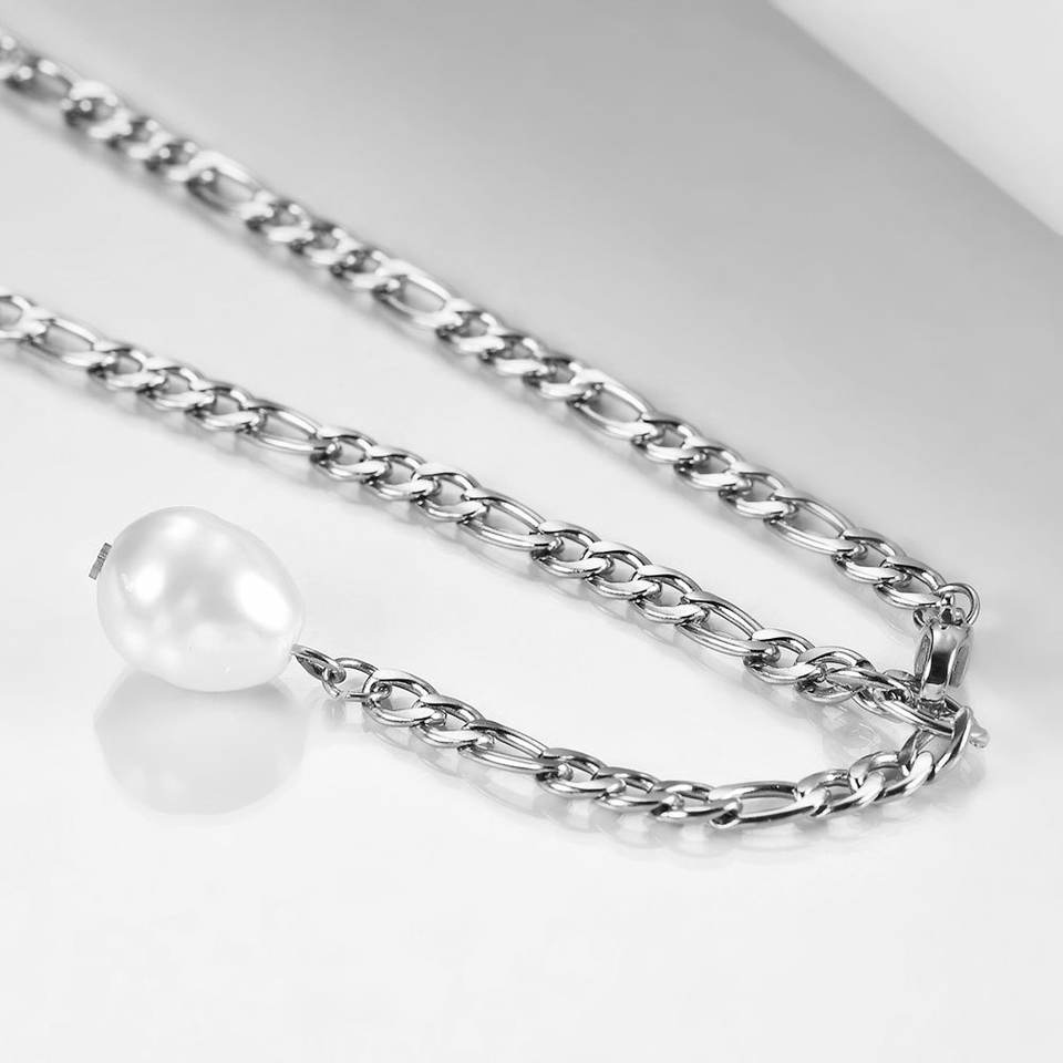 Figaro chain necklace with simulated pearl accents – close-up