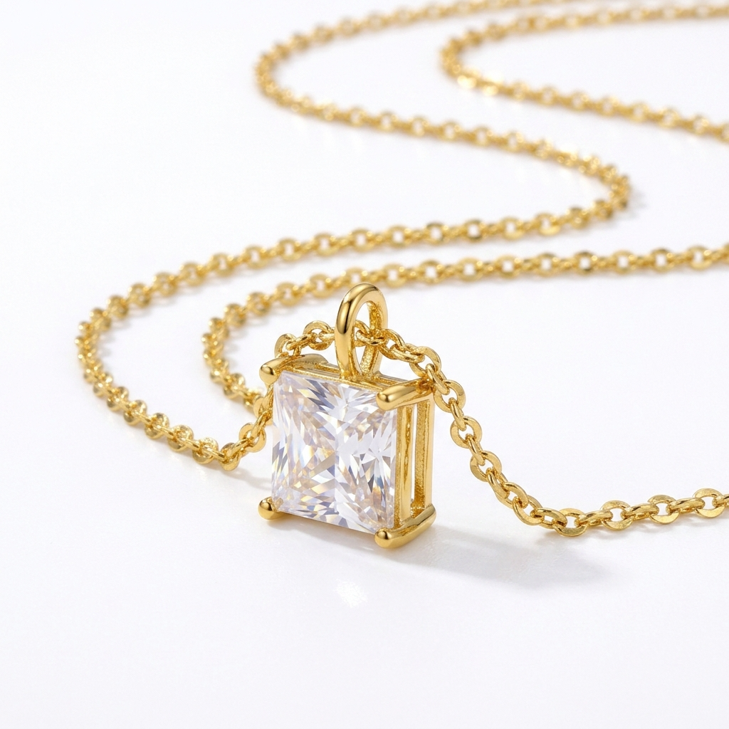 Dainty Princess Cut Zirconia r en goudkleurige  ketting - close-up productfotografie