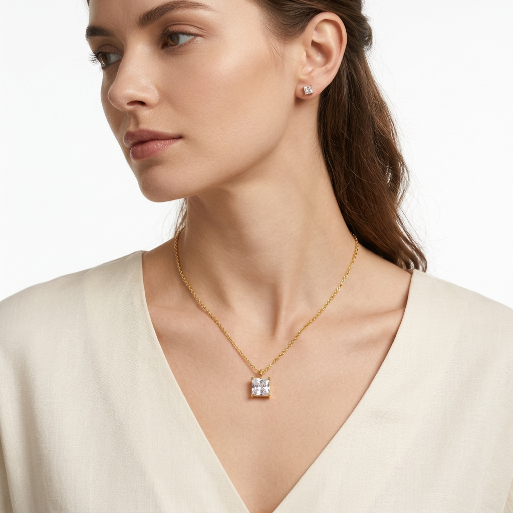 Vrouw draagt goudkleurige ketting met princess-cut kristal hanger - elegante halsketting styling foto - luxe sieraden lifestyle fotografie