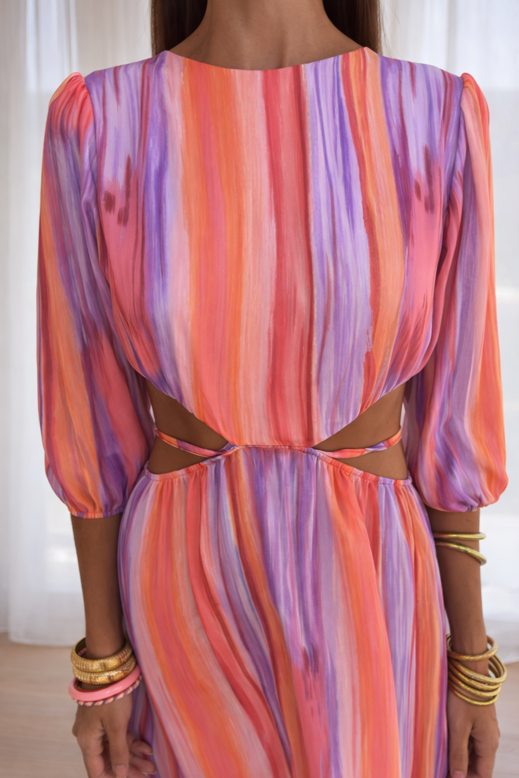 Maxi dress cut-out waist close-up