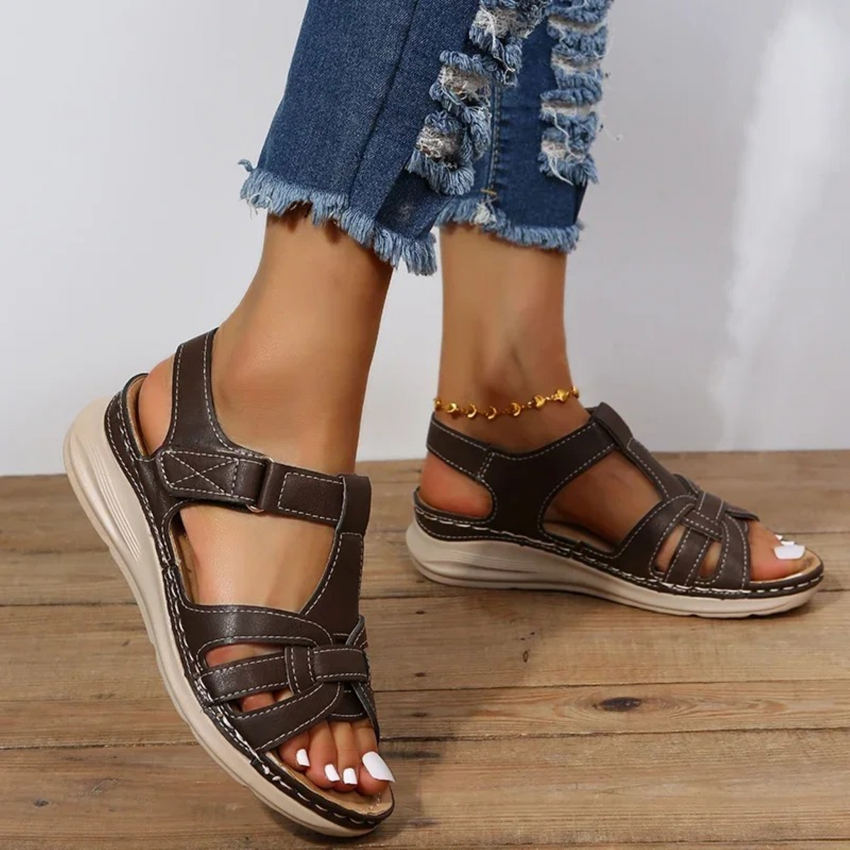Sandal with adjustable buckle closure