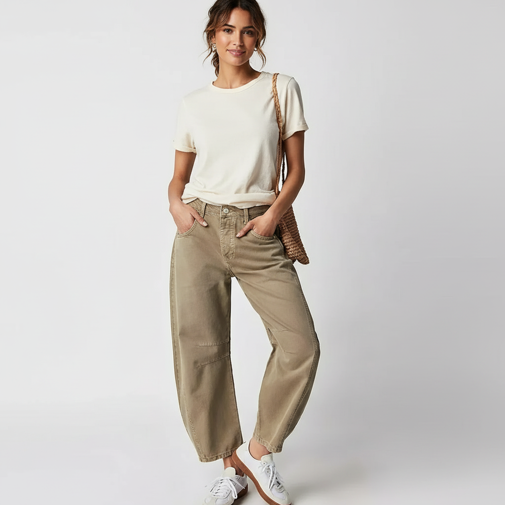 Women's baggy high-waisted jeans front view