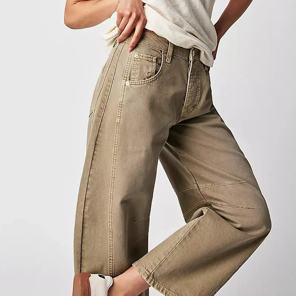 Women's baggy high-waisted jeans back view