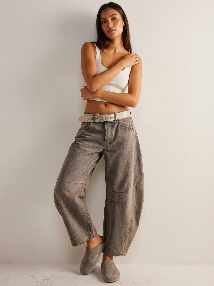 Women's high-waisted jeans styled outfit