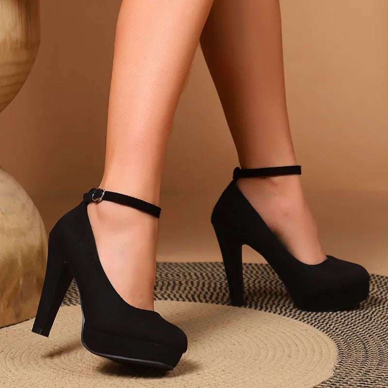 Black heeled pumps platform sole detail