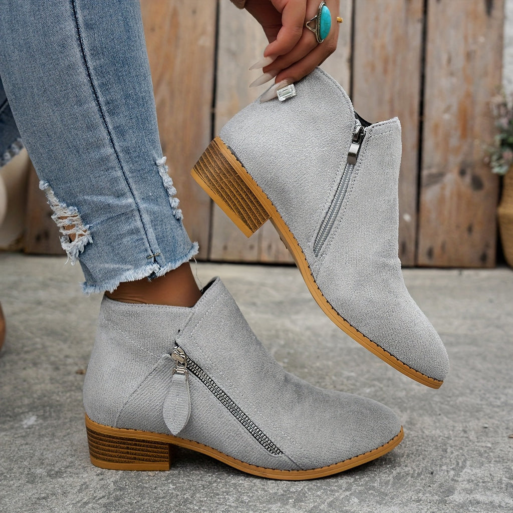 Suede ankle boots sole detail