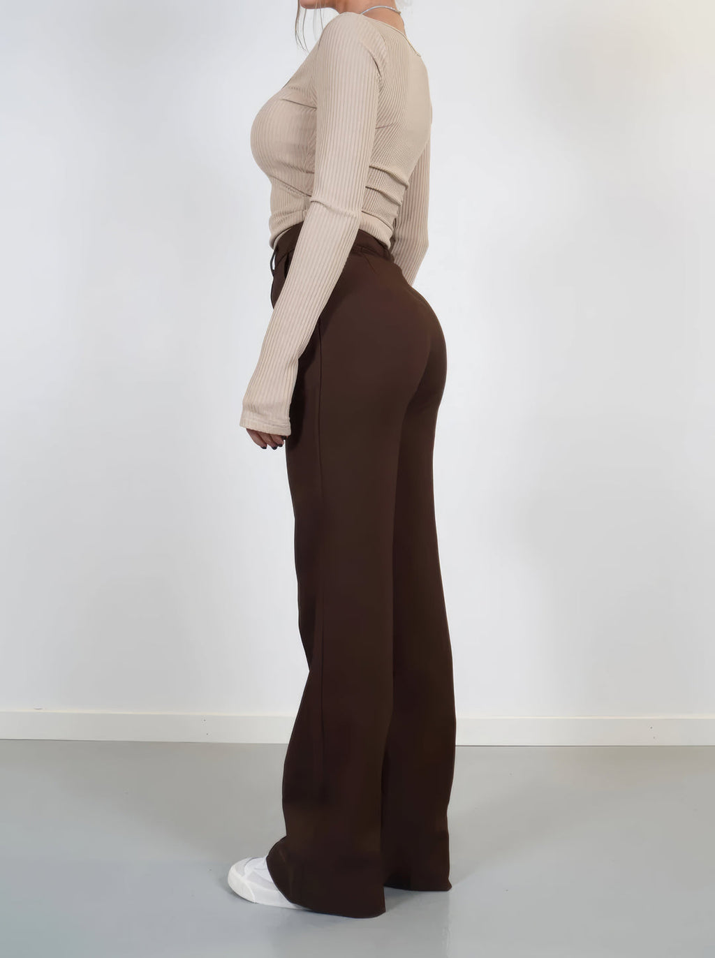 Wide-leg trousers waist detail